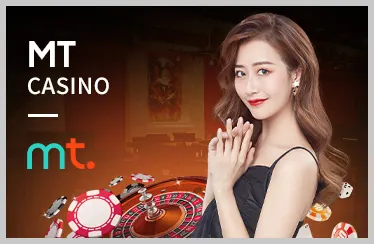 Bàn Blackjack với các lá bài và chip cược tại VN666